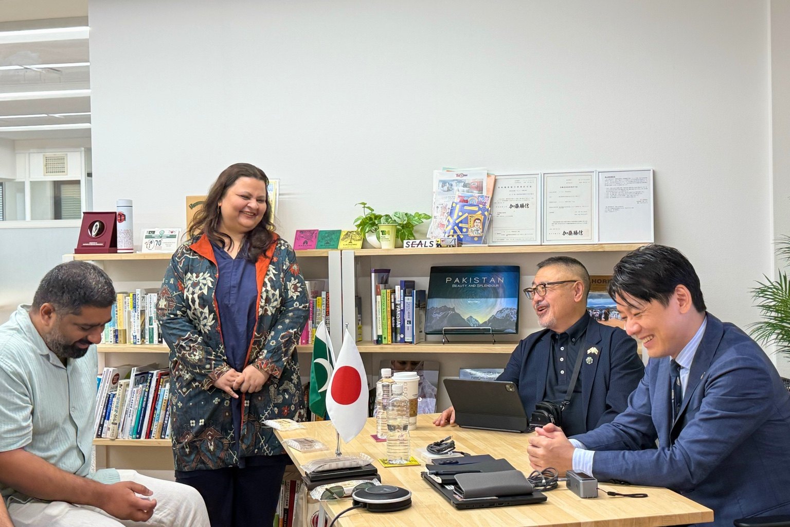 左からNabhan Shah Karim氏、Juveria Baig氏、安藤、堀内。