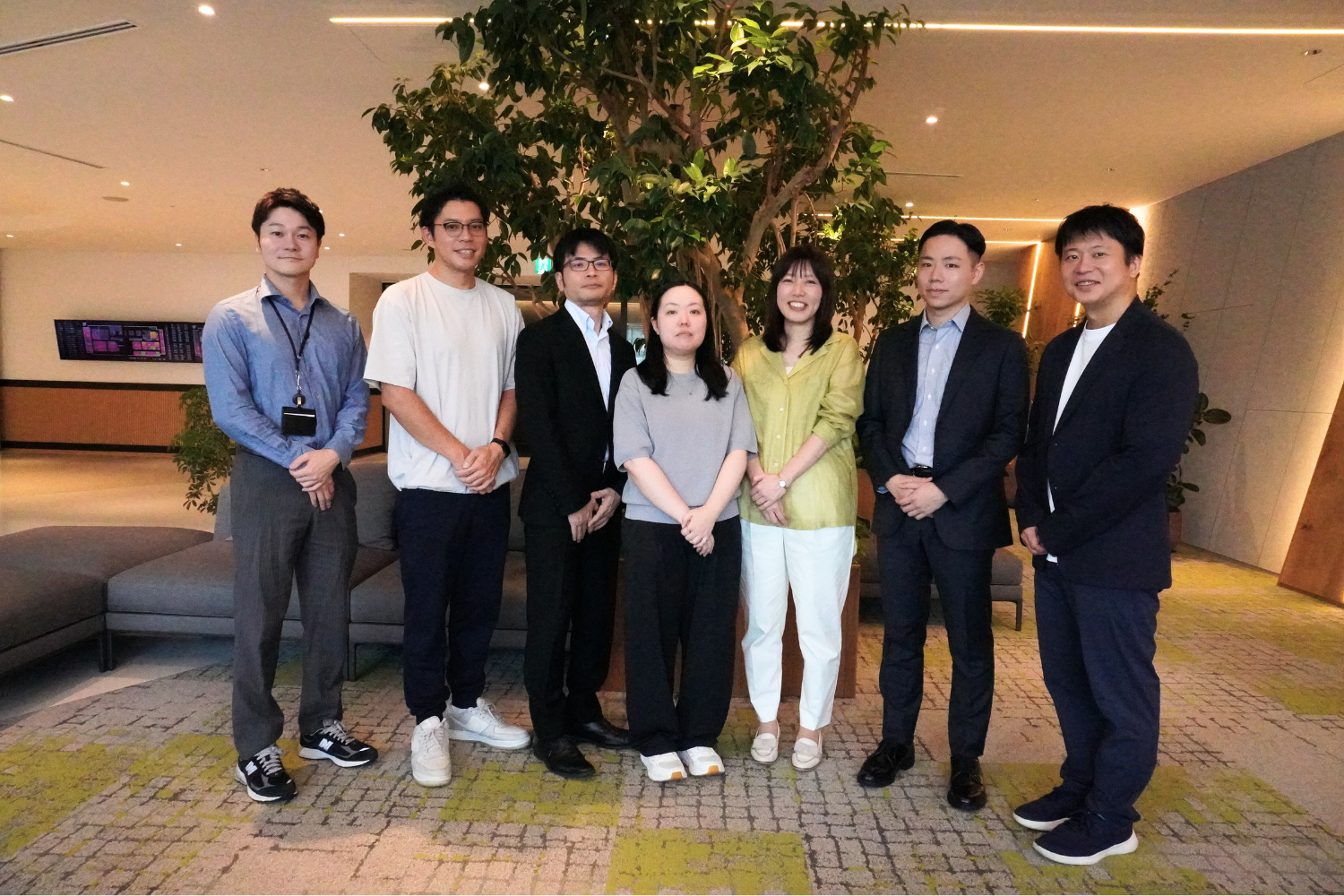 宿題や講師のフィードバックを振り返る各メンバー