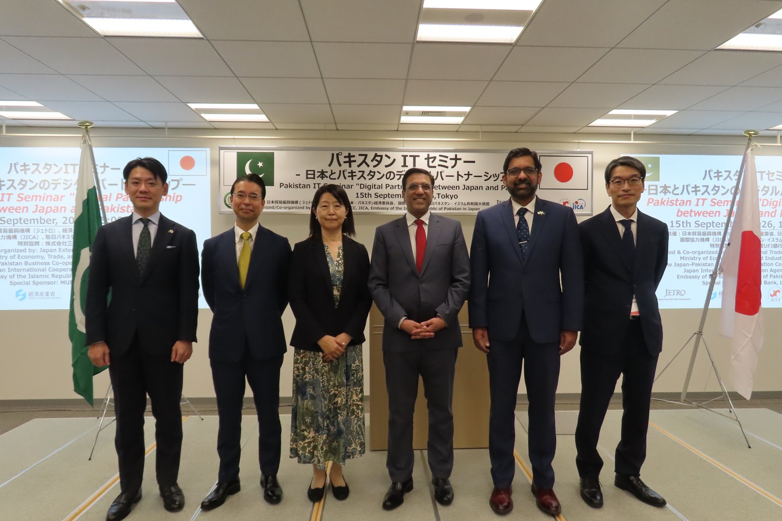 写真左から、当社取締役副社長 堀内喬、経済産業省通商政策局審議官 髙山成年氏、ジェトロ理事 奥村明子氏、駐日パキスタン・イスラム共和国特命全権大使 アブドゥル・ハミード・ブッタ閣下、パキスタンソフトウェア輸出委員会（PSEB）最高経営責任者 ファイサル・ジェディー氏、長瀬産業株式会社執行役員 今村夏樹氏。